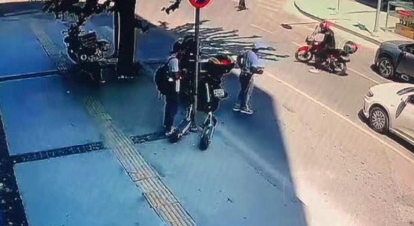 İzmir’de yaşanan motosiklet hırsızlığı kameralara yansıdı