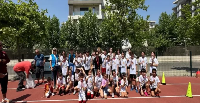 Yüzlerce çocuk İzmir’de iyilik için koştu